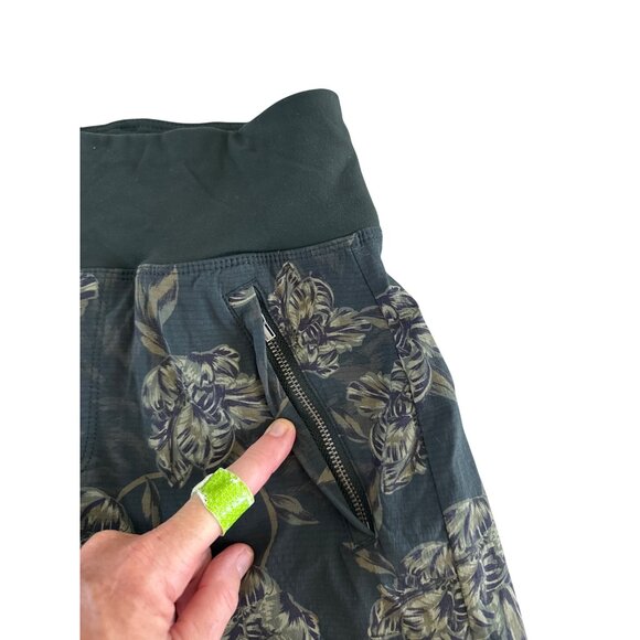 Athleta Printed Trekkie North Short Terra Firma Olive Green Size 2 657667‎ $69 - Picture 12 of 12